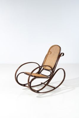 une image représentant un fauteuil à bascule en bois avec une assise en osier