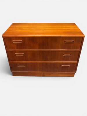 une commode en bois sur fond blanc