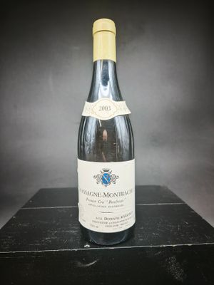 la bouteille de vin est posée sur une table noire