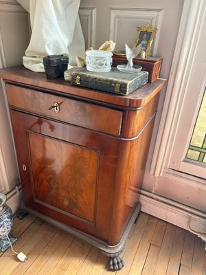 une armoire en bois surmontée d'un miroir