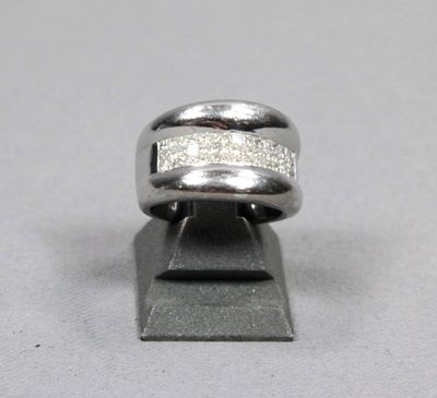 Gros plan sur une bague ornée d'un diamant
