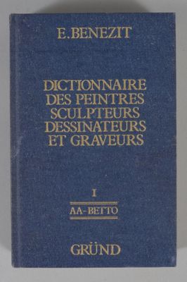 un livre bleu posé sur une table blanche