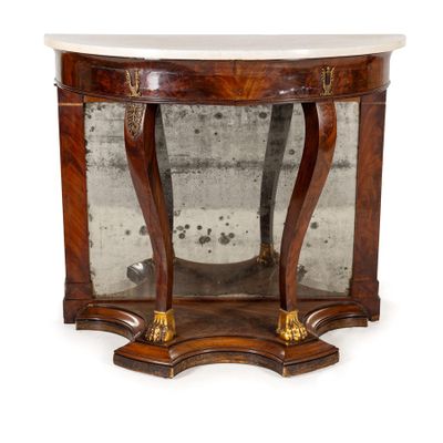 une petite table avec un plateau en marbre et un piètement en bois