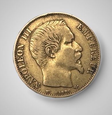 gros plan d'une pièce de monnaie sur laquelle figure un visage de femme