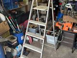 une échelle appuyée contre un mur dans un garage