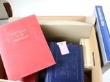une boîte pleine de livres posée sur une table