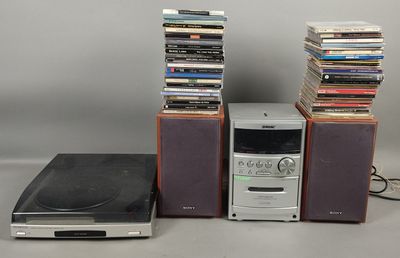 une pile de CD empilés les uns sur les autres