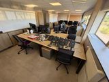 un bureau sur lequel se trouvent de nombreux ordinateurs et d'autres objets