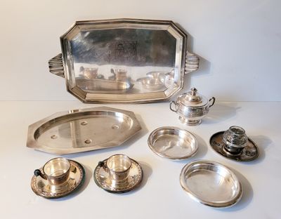 un plateau en argent et des plats en argent posés sur une table blanche