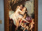 un tableau accroché au mur d'un musée, représentant un homme et une femme