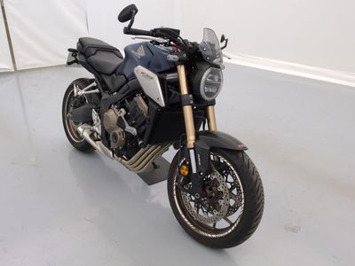 une moto garée à l'intérieur d'une tente