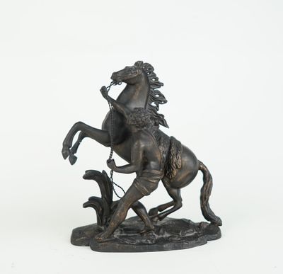 statue en bronze d'un cheval avec un cavalier sur son dos