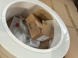 une cuvette de WC blanche posée sur une table en bois