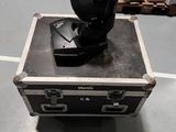 un appareil photo posé sur un coffret dans une pièce