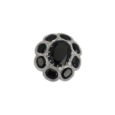 une image représentant une bague en diamant en noir et blanc sur fond blanc