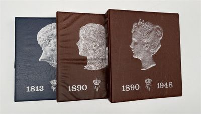 trois livres sur lesquels figurent les photos d'une femme et d'un homme