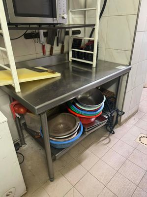 une petite cuisine équipée d'un micro-ondes, d'un lave-vaisselle et d'un égouttoir à vaisselle