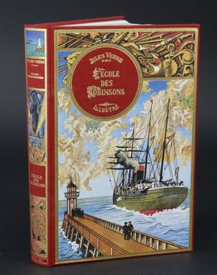 un vieux livre avec l'image d'un bateau sur la couverture