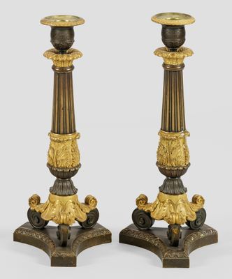 paire de bougeoirs anciens en laiton et en bronze