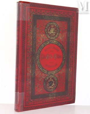 un vieux livre à la couverture rouge posé sur une table
