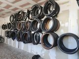de nombreux pneus accrochés au mur d'un garage