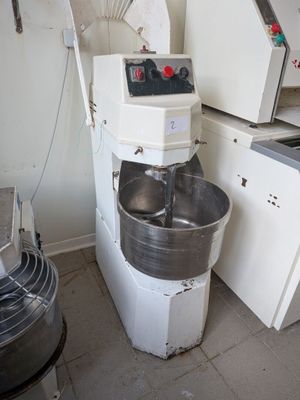 une image d'une cuisine avec un mixeur et d'autres appareils électroménagers
