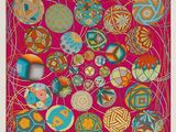 une image représentant un tableau sur fond rose avec de nombreuses boules de différentes couleurs