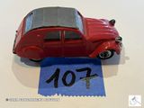 une petite voiture posée sur une feuille de papier bleue