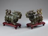 paire de statuettes « foo foo » en jade vert sur des socles rouges