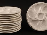 un grand nombre d'assiettes posées sur une table