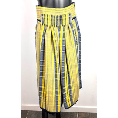 un mannequin portant une jupe rayée jaune et bleue
