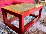 un canapé rouge et une table basse rouge dans un salon