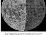 une photo en noir et blanc de la Lune montrant sa surface