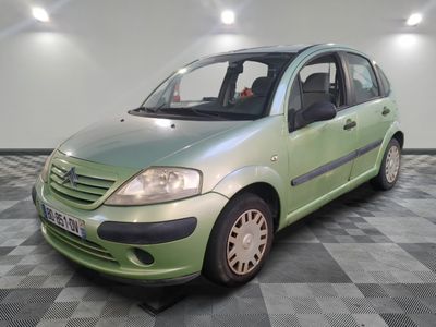 la photo d'une voiture verte garée dans un garage