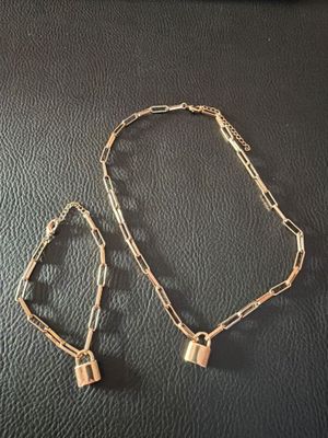 un gros plan d'un collier et d'un bracelet posés sur une table