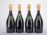 trois bouteilles de vin posées l'une à côté de l'autre sur une table