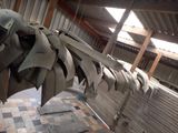 une photo d'une sculpture représentant un poisson à l'intérieur d'un bâtiment