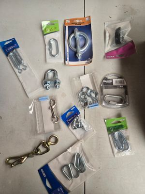 beaucoup d'objets posés sur le sol