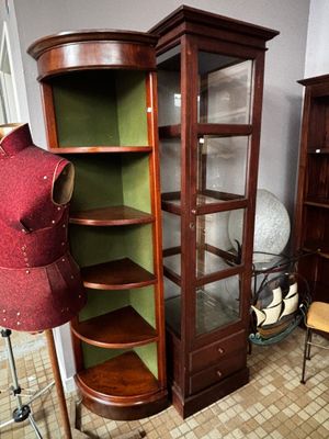 une vitrine sur laquelle se trouve un mannequin, dans une pièce