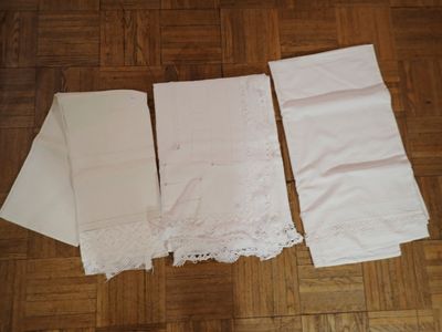 trois serviettes blanches et deux serviettes blanches sur un parquet