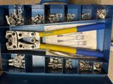 une boîte à outils bleue avec des outils sur le sol