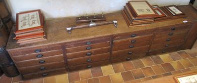 une commode en bois avec un tas de photos dessus