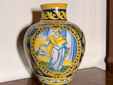 un vase jaune et bleu posé sur une table en bois
