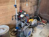 une pièce remplie d'outils et dotée d'une porte