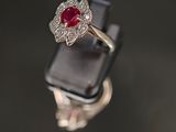 Gros plan sur une bague contenant une pierre rouge