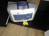 un sac blanc muni d'une poignée bleue posé sur une table noire