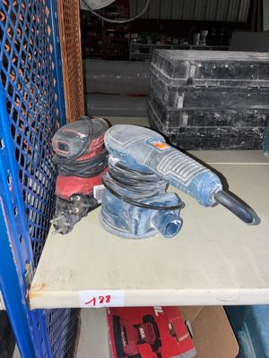une table sur laquelle est posée une ponceuse