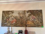 une photo d'un tableau accroché au mur au-dessus d'une table