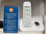 un téléphone posé sur une étagère à côté d'une boîte