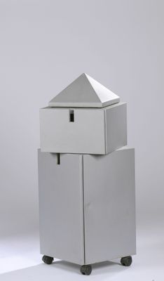 une petite boîte blanche avec une porte sur le dessus